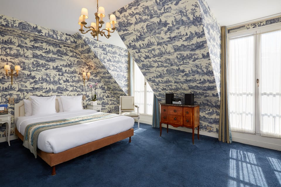 Deluxe Room | Minibar, in-room safe, individually decorated, desk