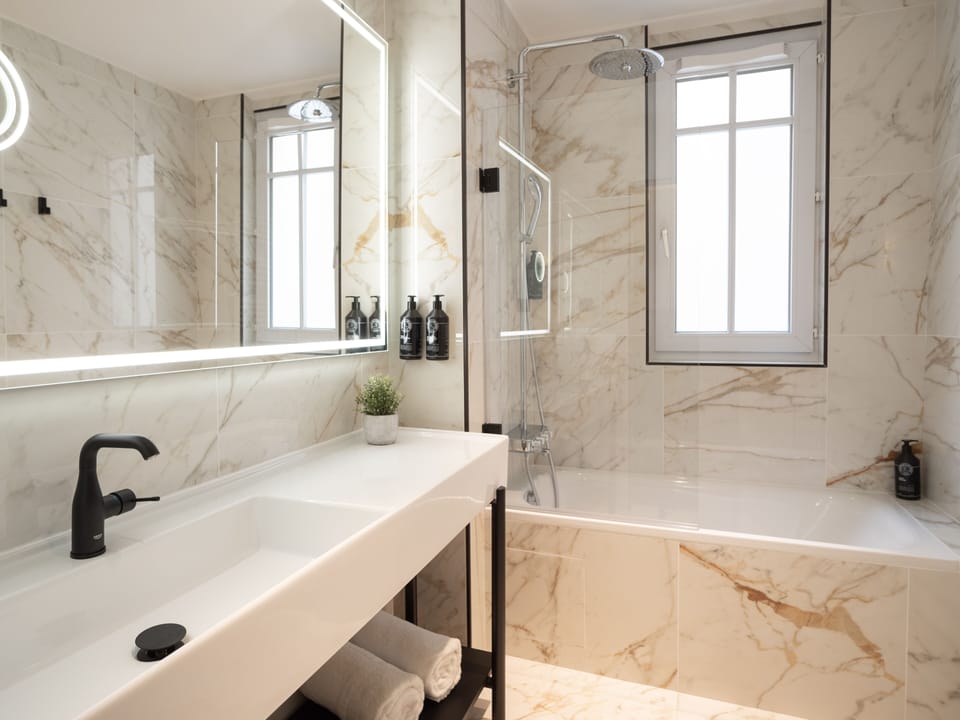 Suite | Bathroom | Free toiletries, hair dryer, towels