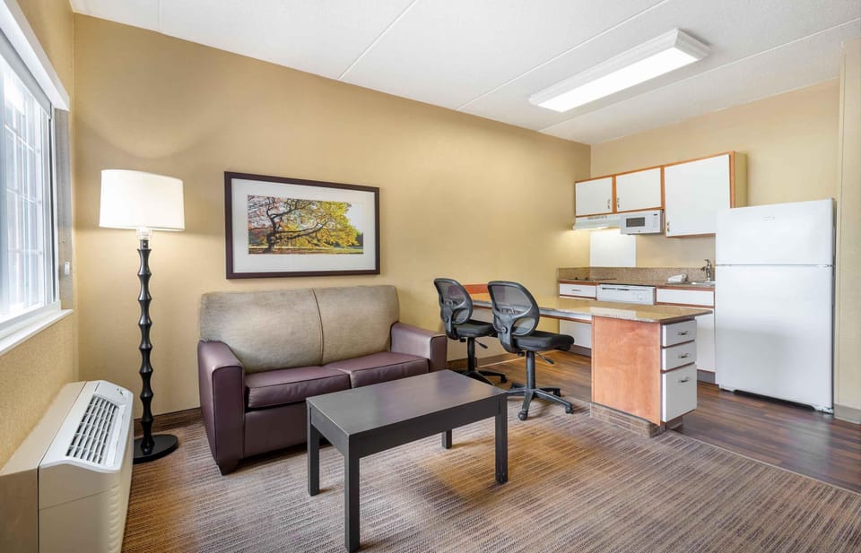 Suite, 1 King Bed with Sofa bed, Non Smoking | Desk, iron/ironing board, WiFi (free)