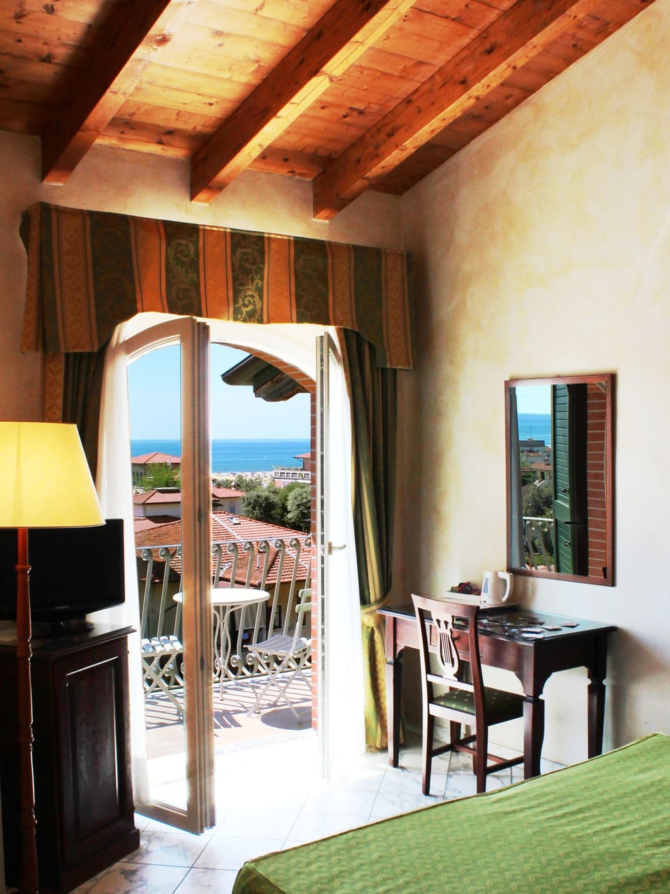 Double Room | Living area | TV