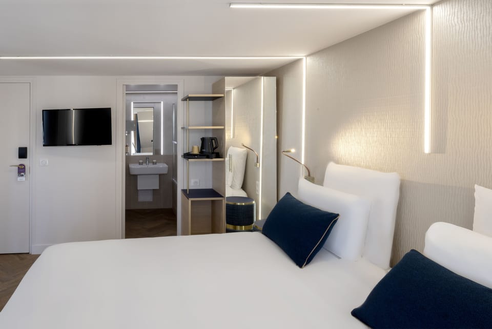 Superior Room, 1 Queen Bed | Hypo-allergenic bedding available, minibar, in-room safe, desk
