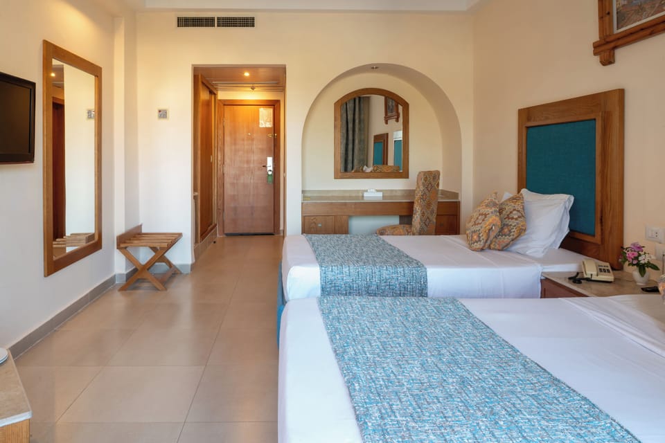 Double Room, Garden View | Minibar, desk, iron/ironing board (on request)