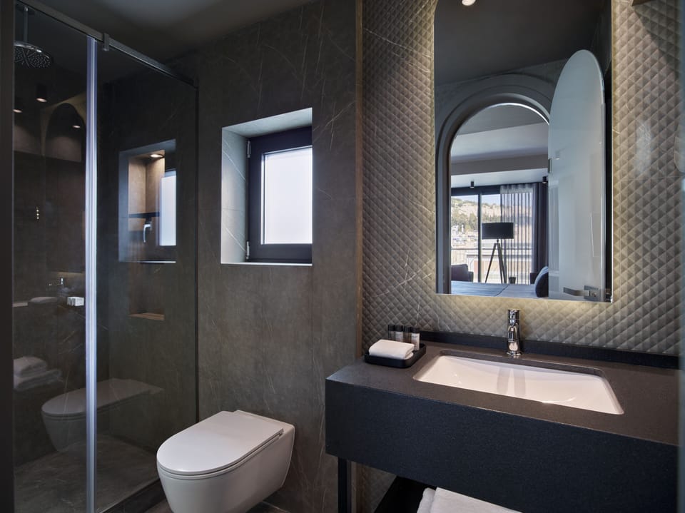 Shower, hair dryer, bathrobes, slippers