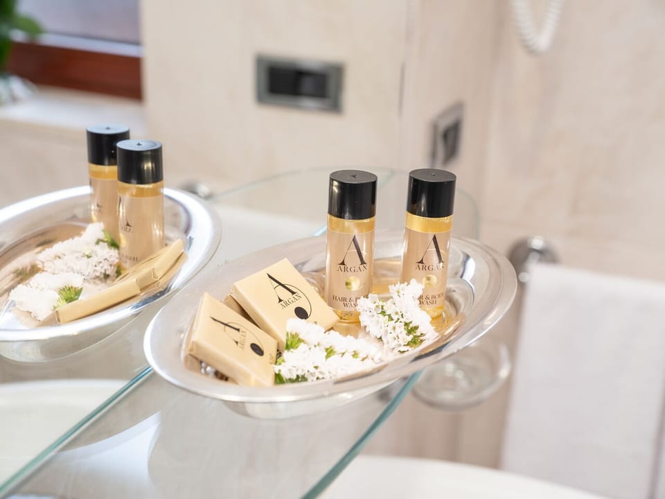 Shower, rainfall showerhead, free toiletries, hair dryer