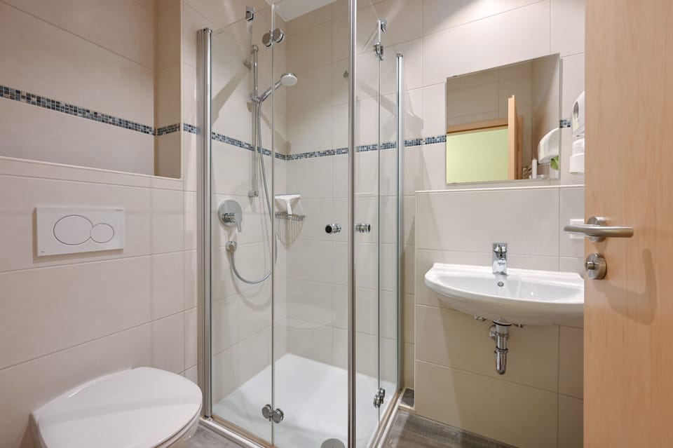 Single Room, Private Bathroom | Bathroom | Shower, towels, soap, toilet paper