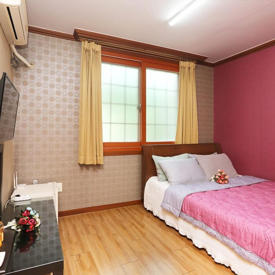 Standard Double Room, Non Smoking | Premium bedding, free WiFi