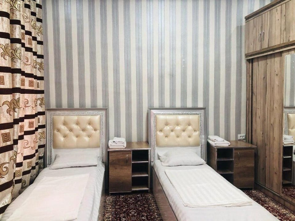 Luxury Twin Room | In-room safe, bed sheets