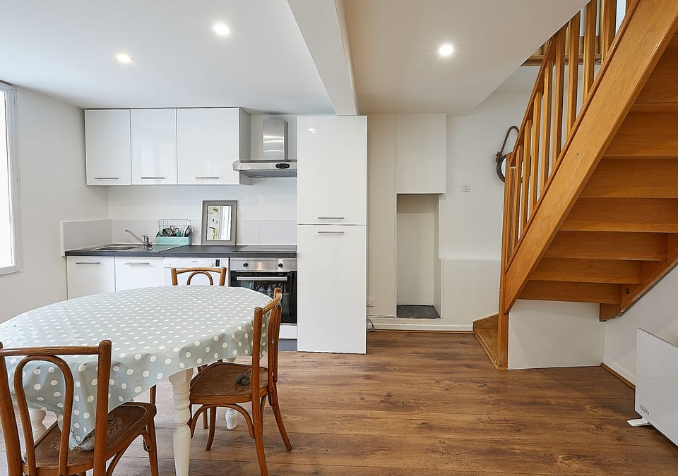 Comfort House, 1 Double Bed with Sofa bed, Courtyard View | Living area | Flat-screen TV