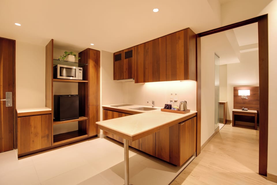 Deluxe Suite | Minibar, in-room safe, desk, laptop workspace