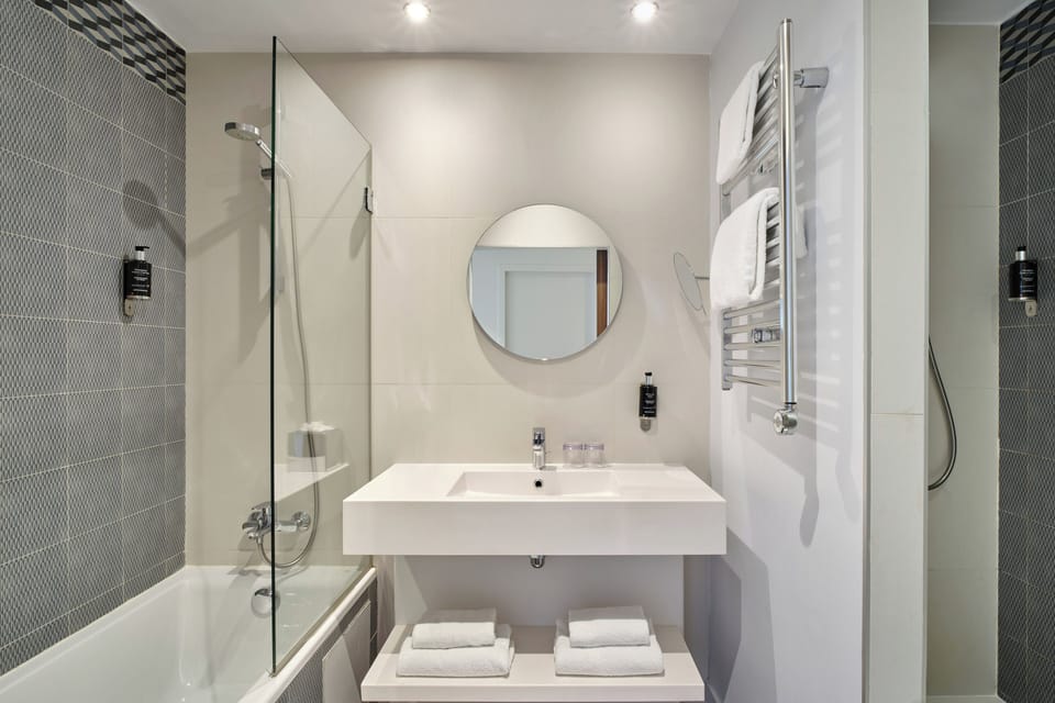 Rainfall showerhead, free toiletries, hair dryer, towels