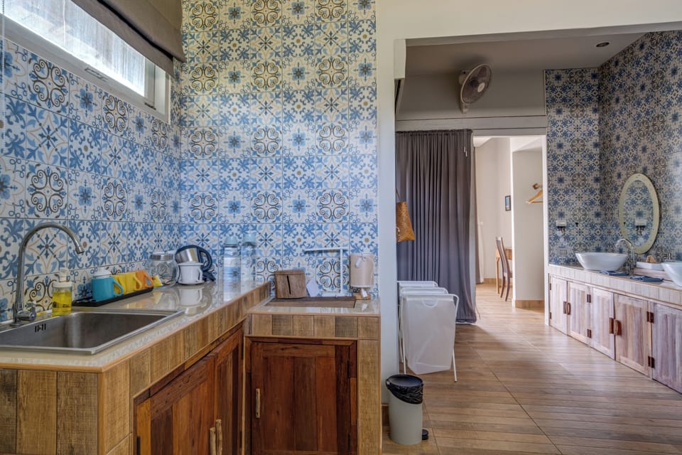 Grand Studio Suite | Living area | 55-inch Smart TV with satellite channels, TV, streaming services