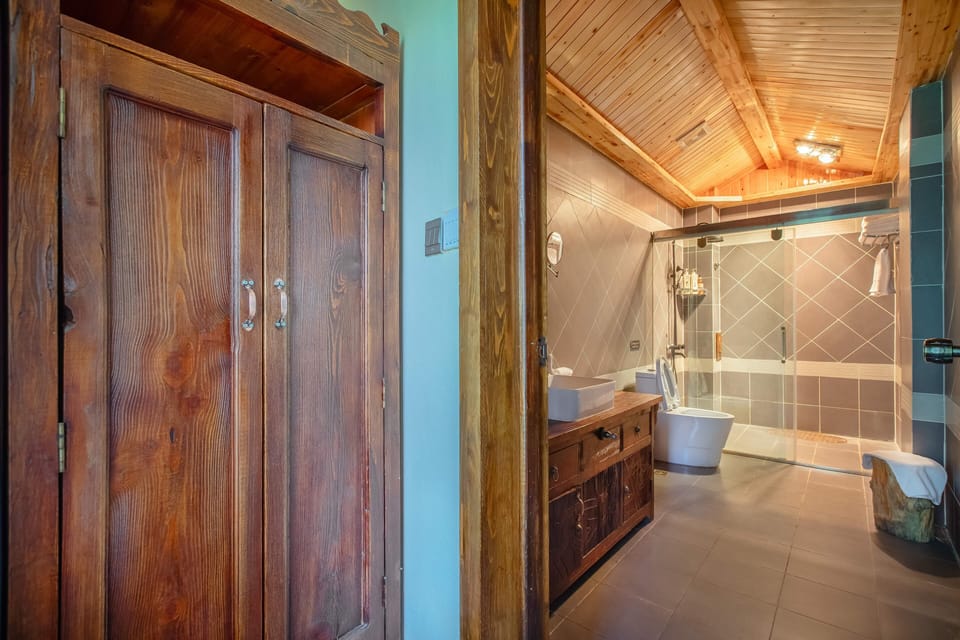 Duplex, 2 Double Beds | Bathroom | Free toiletries, hair dryer, bathrobes, slippers