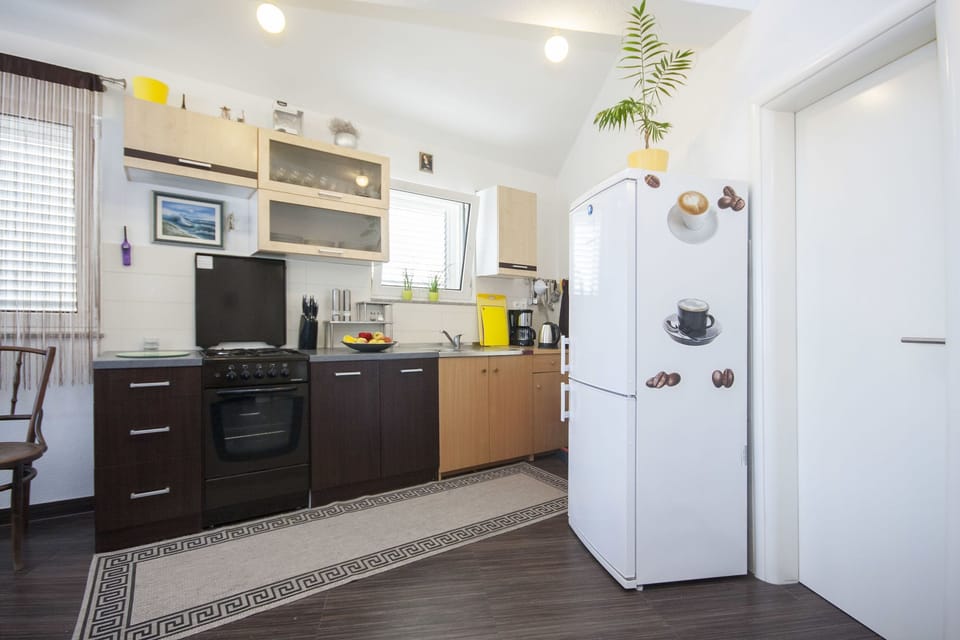 Private kitchen | Fridge, oven, stovetop, electric kettle