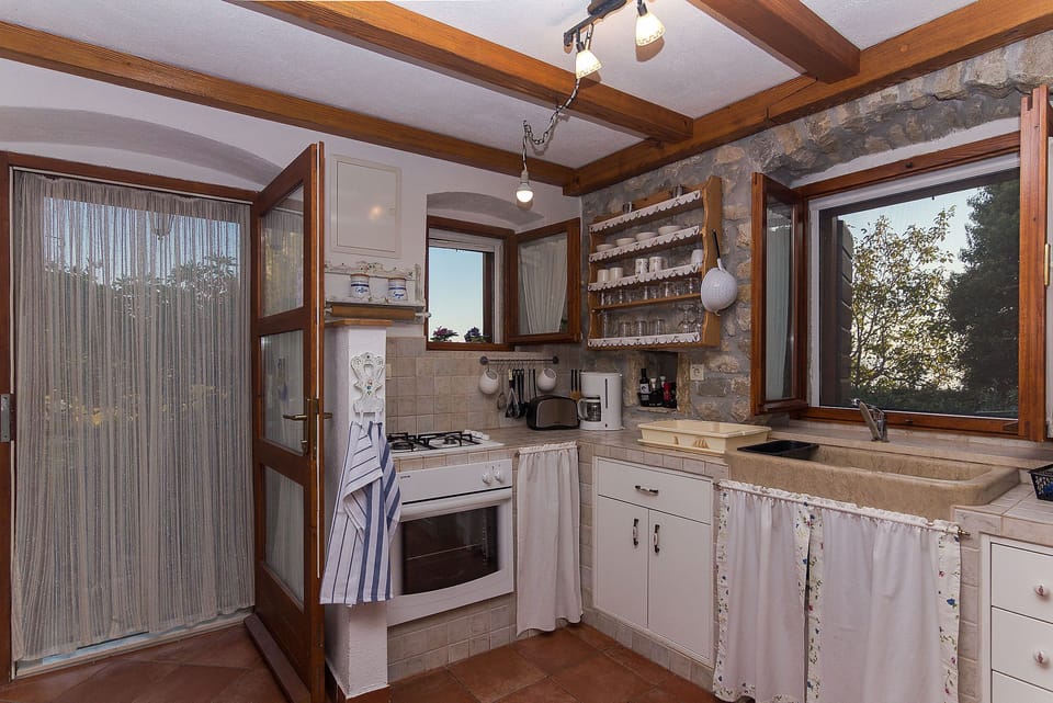 Private kitchen | Fridge, oven, stovetop, espresso maker