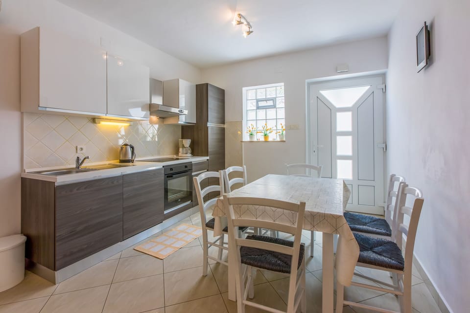 Private kitchen | Fridge, microwave, oven, stovetop
