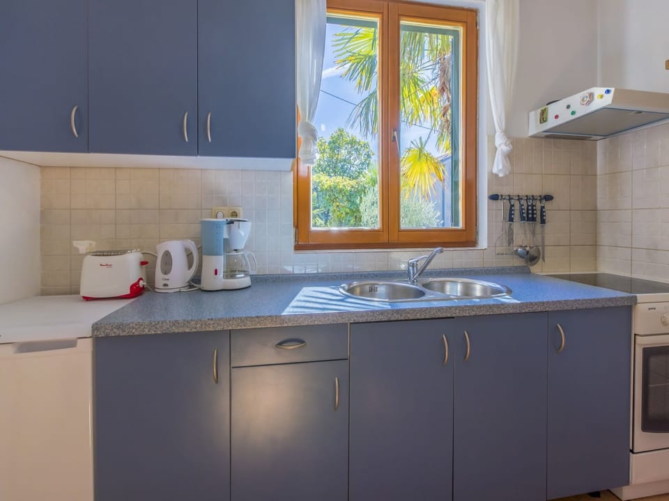 Private kitchen | Fridge, oven, stovetop, espresso maker