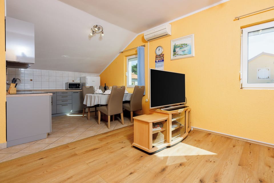 Apartment (A1) | Private kitchen | Fridge, microwave, oven, stovetop