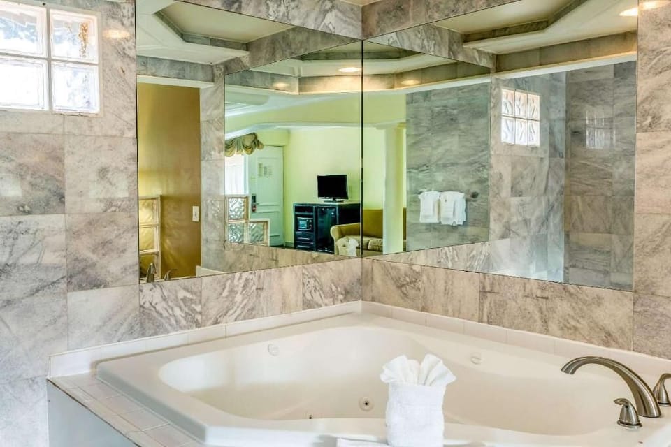 Junior Suite, 1 King Bed, Non Smoking, Jetted Tub | Desk, iron/ironing board, free WiFi