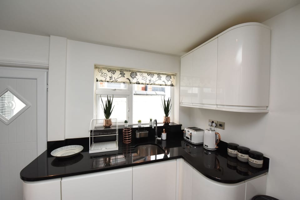 Honeysuckle House | Private kitchen | Fridge, microwave, oven, stovetop