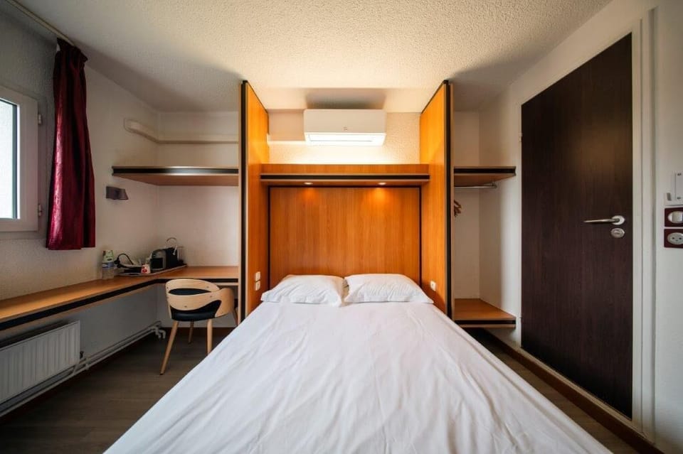 Standard Double Room | In-room safe, desk, blackout drapes, soundproofing