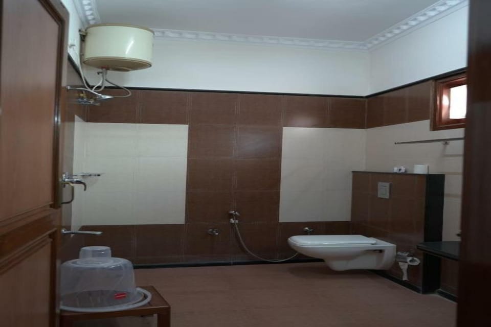 Royal Suite | Bathroom | Shower, free toiletries, towels
