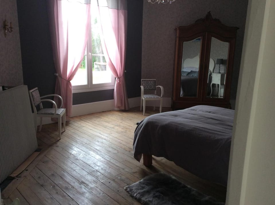 Desk, soundproofing, free WiFi, bed sheets