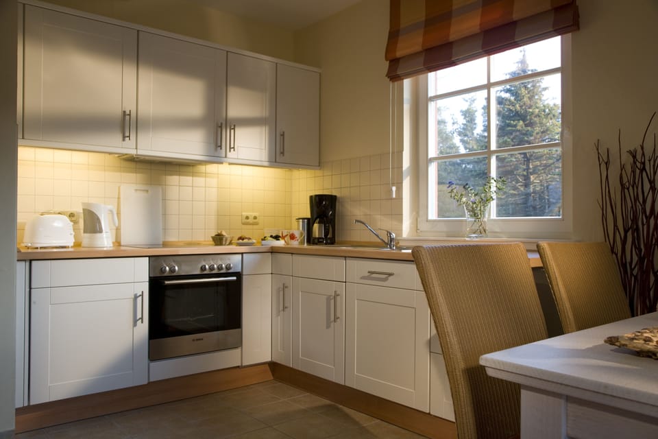 Deluxe House | Private kitchen | Oven, stovetop, dishwasher, cookware/dishes/utensils
