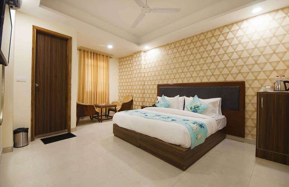 Desk, laptop workspace, free WiFi, bed sheets