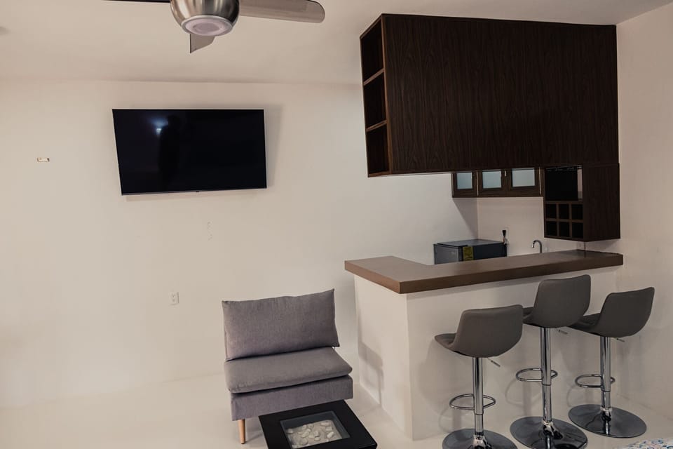 Deluxe Studio | Free WiFi, bed sheets