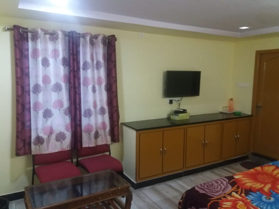 Deluxe Room | Living area | 32-inch Smart TV with cable channels, TV