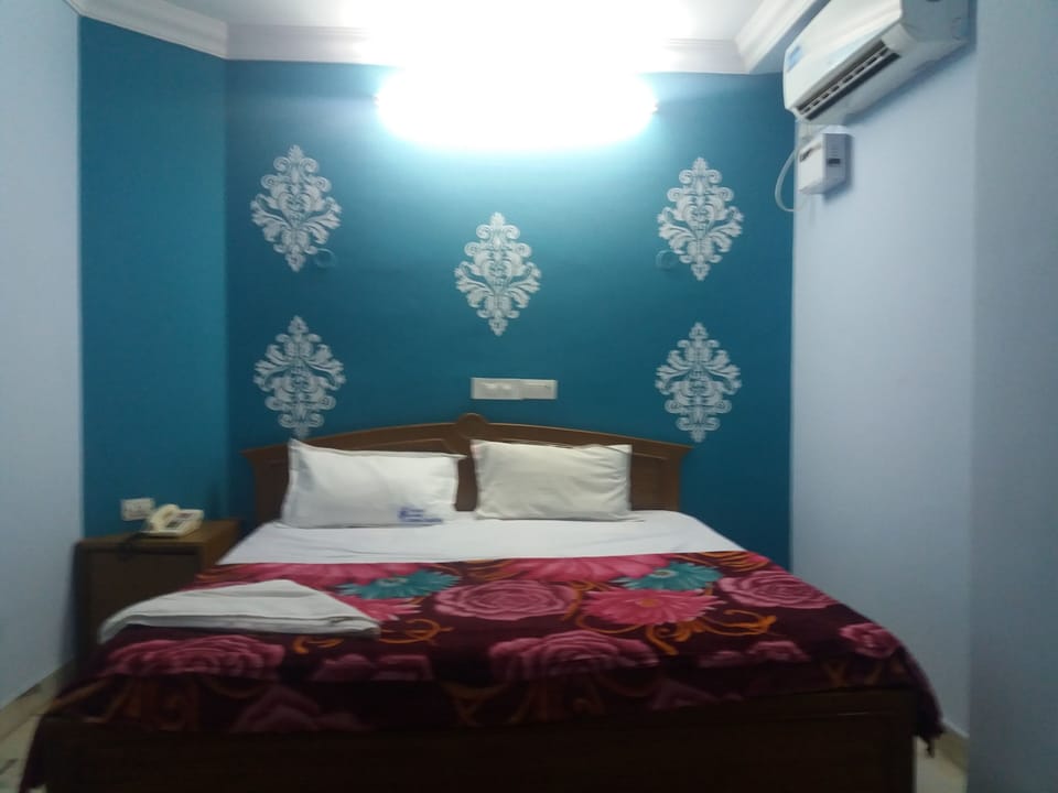 Suite | Pillowtop beds, soundproofing, rollaway beds, free WiFi