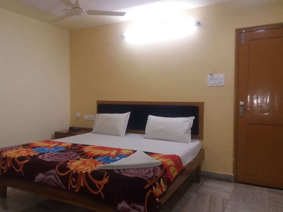 Deluxe Room | Pillowtop beds, soundproofing, rollaway beds, free WiFi