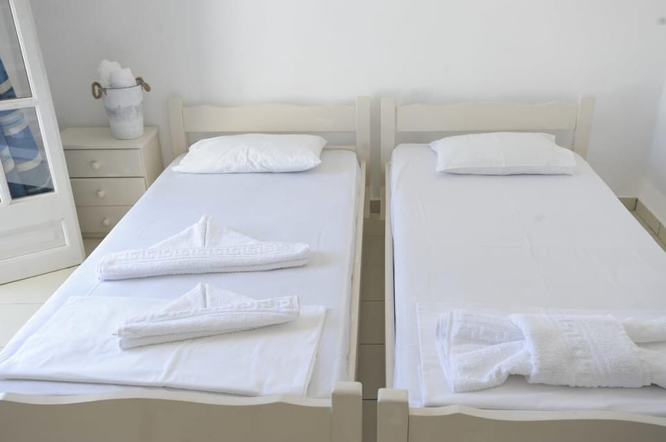 Desk, soundproofing, free WiFi, bed sheets