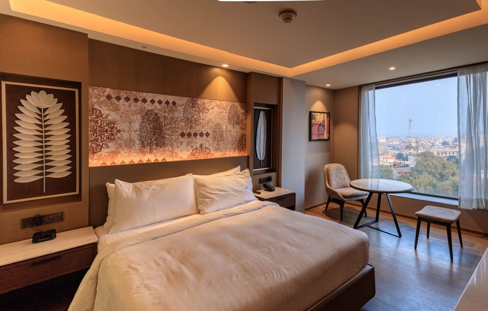 Room, 1 King Bed | Premium bedding, minibar, in-room safe, desk