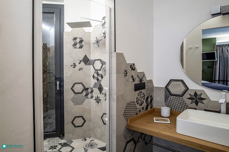 Exclusive Double or Twin Room | Bathroom | Shower, free toiletries, hair dryer, slippers