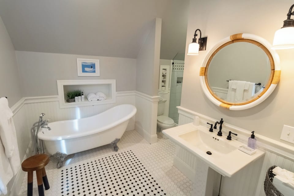 Room 10 | Bathroom | Shower, free toiletries, hair dryer, towels