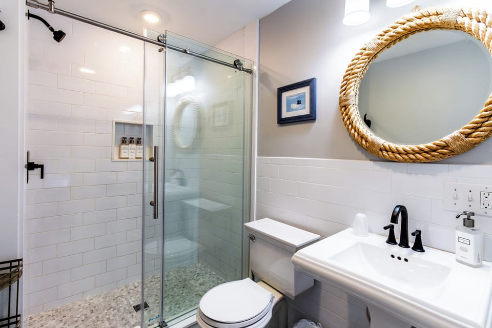 Room 9 | Bathroom | Shower, free toiletries, hair dryer, towels