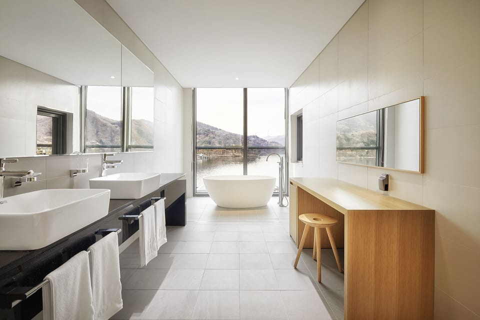 Separate tub and shower, deep soaking tub, rainfall showerhead