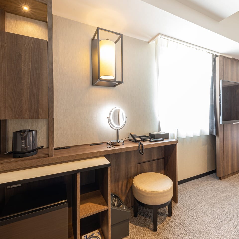 Down comforters, minibar, in-room safe, desk