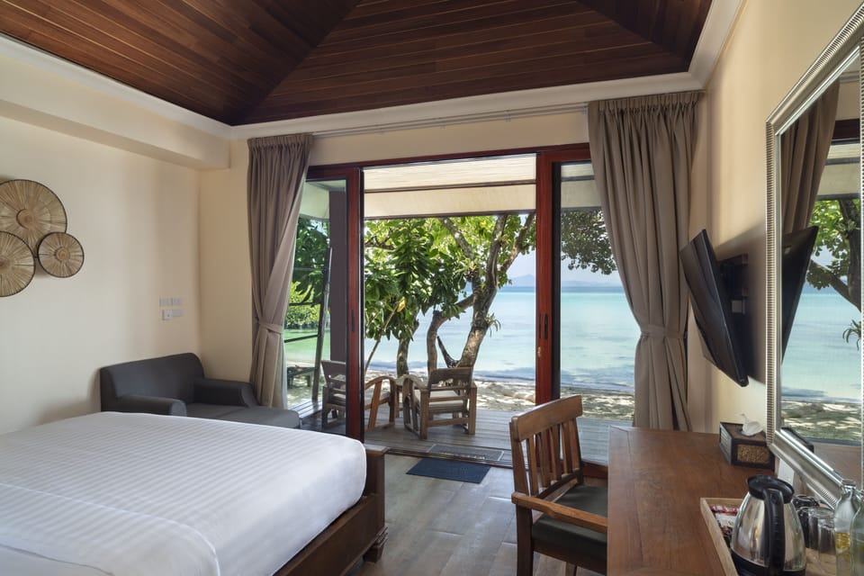 Beachfront Breeze | Minibar, in-room safe, WiFi (free)