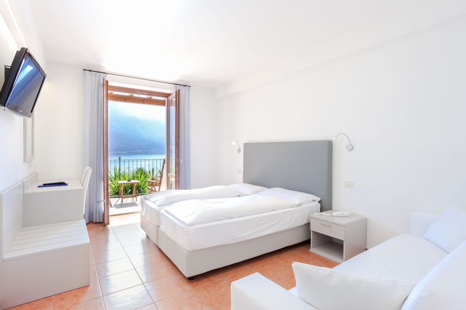 Superior Twin Room | In-room safe, cribs/infant beds, free WiFi, bed sheets