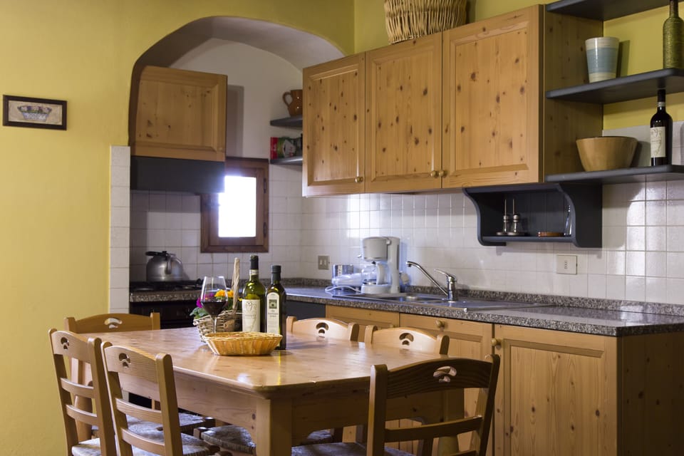 Apartment, 3 Bedrooms (Querce) | Private kitchen | Full-size fridge, oven, stovetop, electric kettle