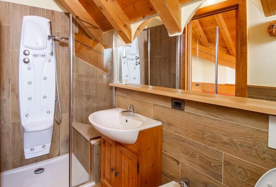 Classic Double Room | Bathroom | Shower, rainfall showerhead, free toiletries, hair dryer