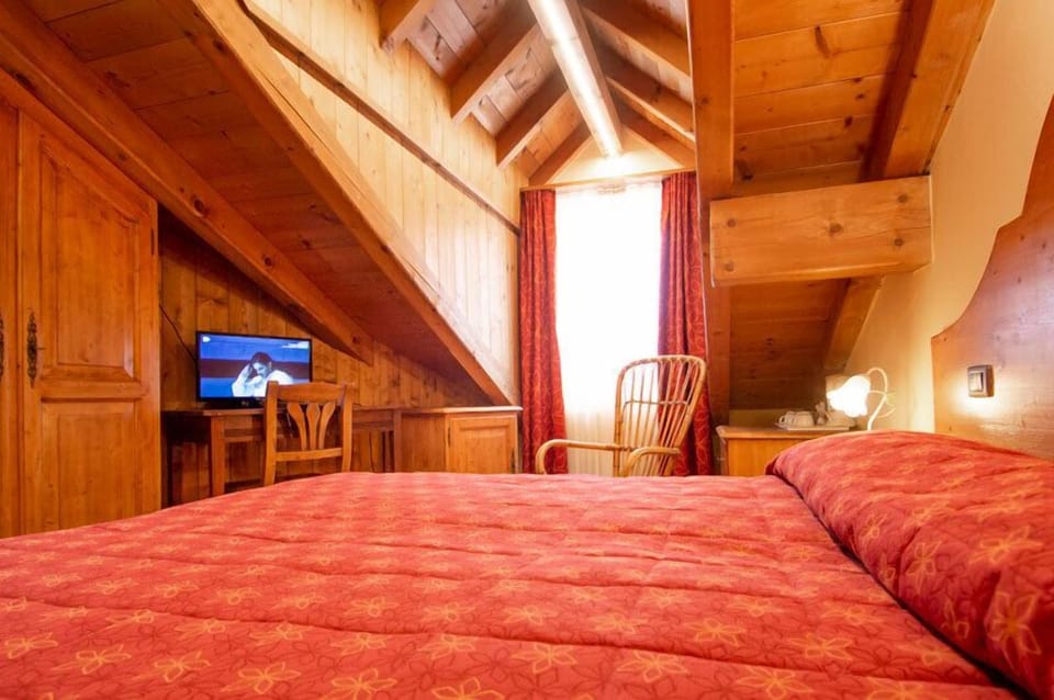 Classic Double Room | Minibar, individually decorated, desk, blackout drapes