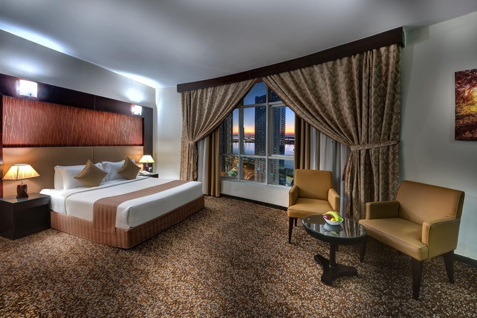 Business Room, 1 King Bed | Down comforters, memory foam beds, minibar, in-room safe