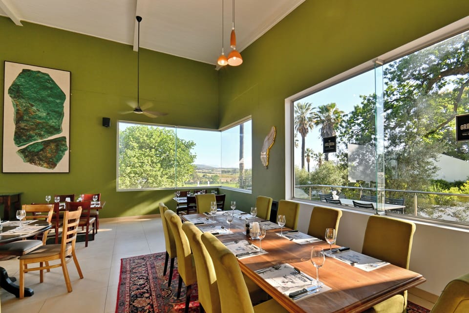 2 restaurants, lunch, dinner served; barbecue
