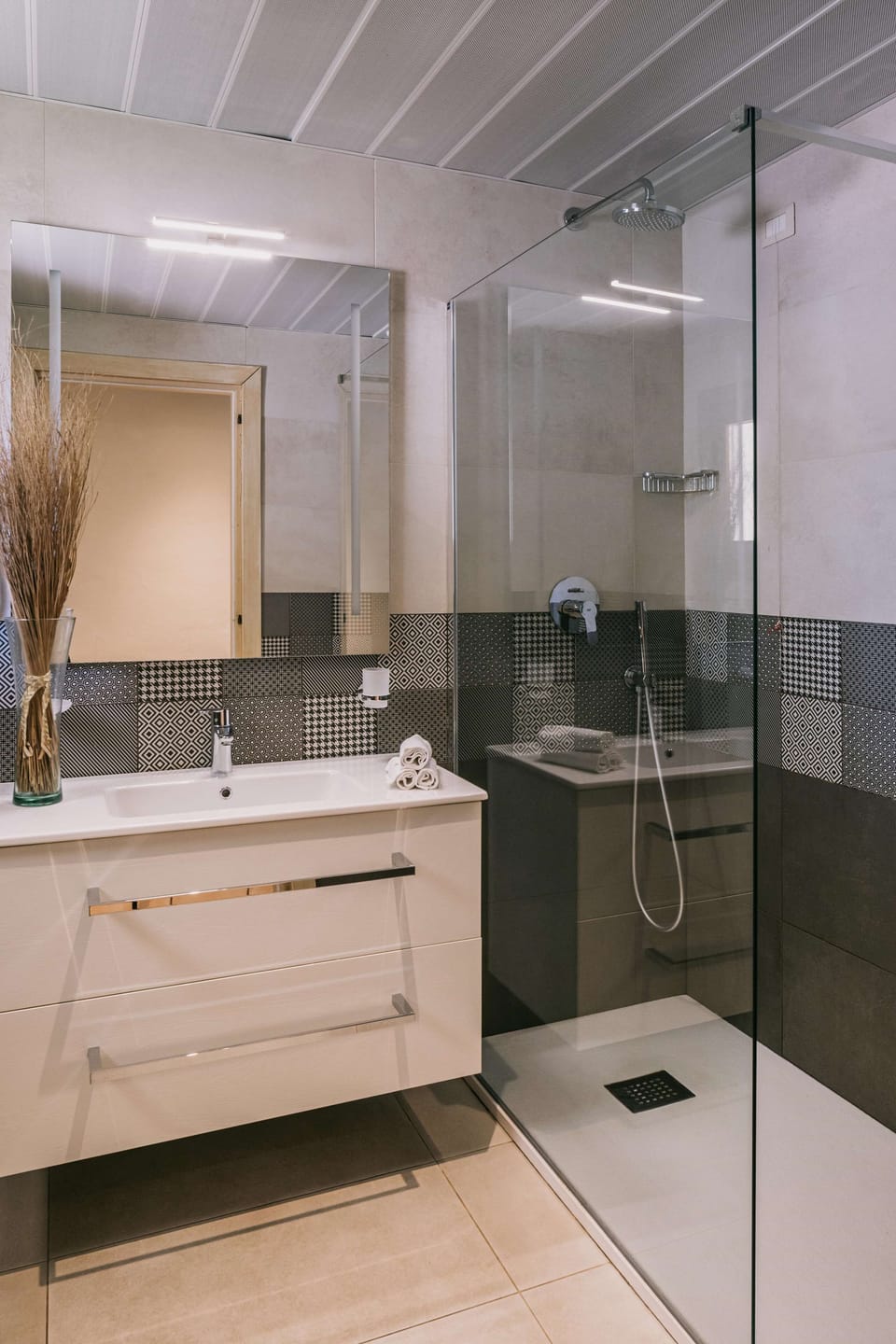 Shower, free toiletries, hair dryer, bidet