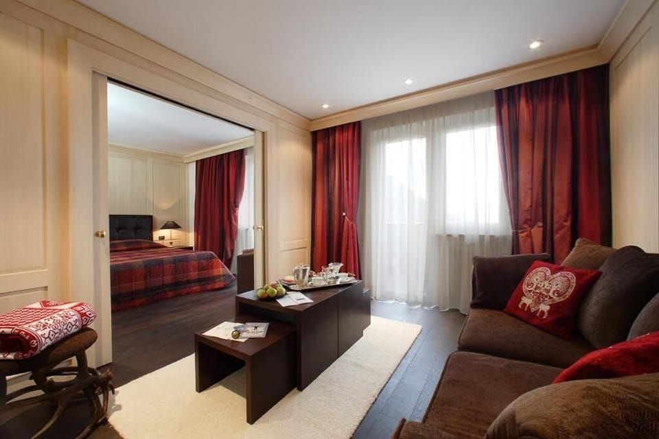 Suite | Minibar, in-room safe, desk, cribs (surcharge)