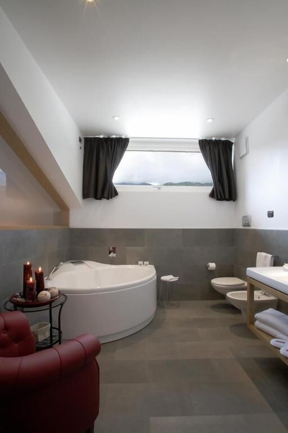 Deluxe Room | Bathroom | Shower, hair dryer, bathrobes, slippers