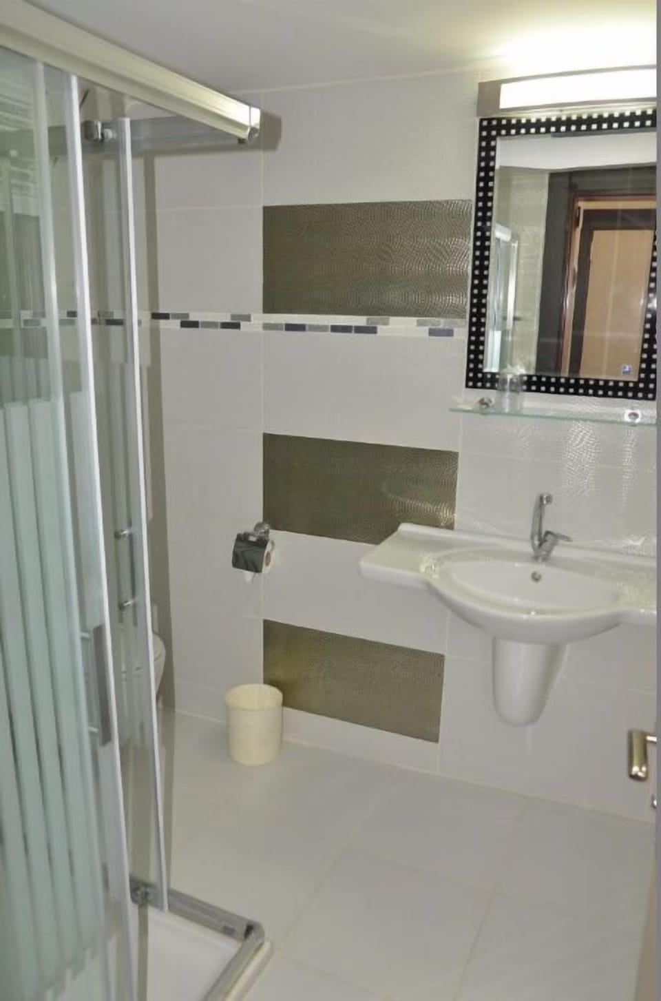 Shower, hydromassage showerhead, free toiletries, hair dryer
